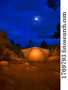 acampamento, à noite