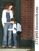 criança, segurando, mãe, perna