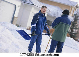 homens, shoveling, neve