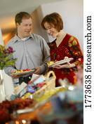 pareja, con, placa del alimento