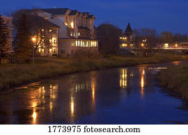riverside, edifícios, à noite