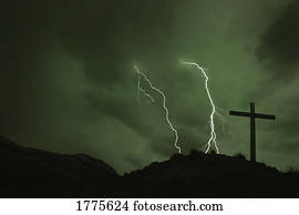 crucifixos, com, lightening, em, fundo