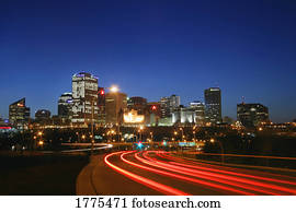 edmonton, skyline, com, luzes, ligado, estrada