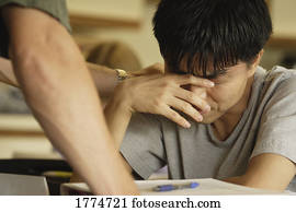 estudante, em, angústia, chorando, em, seu, escrivaninha