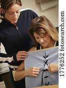 fisioterapeuta, trabalhando, com, um, paciente