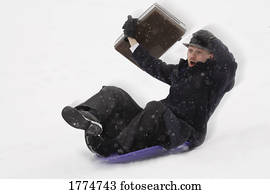 homem negócios, sledding, em, a, neve