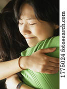 mulheres, abraçando