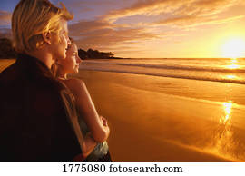 par compartilha, um, romanticos, pôr do sol, ligado, um, praia