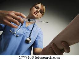a, krankenschwester, verwalten, ein, spritze a, krankenschwester, verwalten, ein, spritze