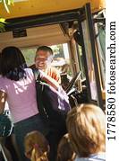 crianças, tábua, um, autocarro escolar