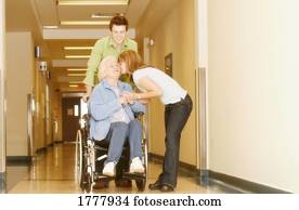 dos, adultos jóvenes, visitar, un, mujer mayor, en el hospital