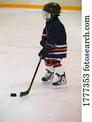 um, retrato, de, um, jovem, jogador hóquei