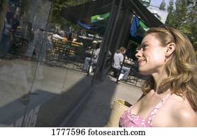 verão, janela fazendo compras