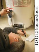 homem, cheques, água quente, tanque