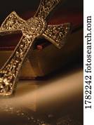 ouro, crucifixos, descansar, fechado, bíblia