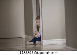 criança, couros, em, um, armário