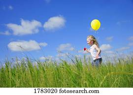 criança, executando, com, um, balloon