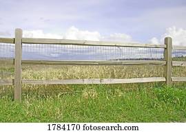 poste, e, cerca grade, ao longo, um, prado