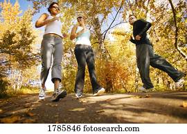 adultos jovens, ligado, executando, rastro