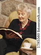 elderly zena, čitateľský