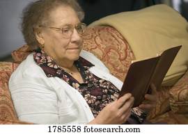 年配の女性, 読書