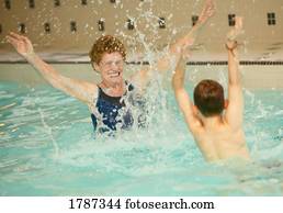 mulher sênior, e, menino, em, piscina