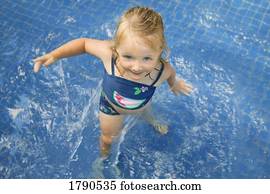 criança, em, um, piscina