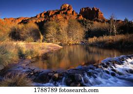 pequeno, cascata, e, ainda, fluxo, em, pedra vermelha, cruzamento