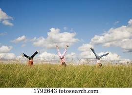 crianças, fazendo, cartwheels, em, campo