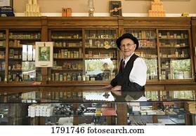 homem, em, um, fashioned velho, farmácia