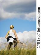 mulher jovem, com, violão elétrico