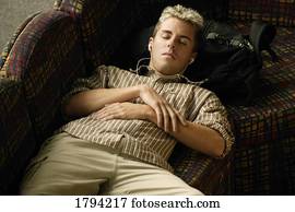 homem jovem, escutar música