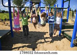 grupo crianças, tocando, em, um, parque