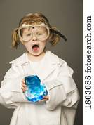 menininha, com, óculos proteção segurança, e, casaco laboratório, segurando, um, ciência, beaker