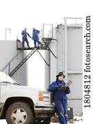 trabalhadores industriais, em, um, oilfield