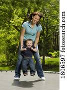 mãe criança, pular, ligado, trampoline