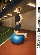 vista lateral, de, mulher, ligado, exercite-se bola