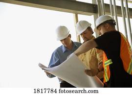 três homens, com, blueprint