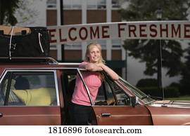 um, mulher, chegando, em, faculdade