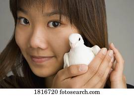 um, mulher segura, um, pomba