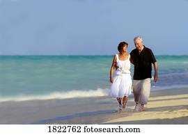 um, par velho, andar ao longo praia