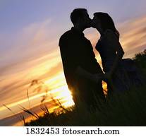 シルエット の コーカサス人 偶力がキスする 中に 海洋 において 日没 写真館 イメージ館 Bld Fotosearch