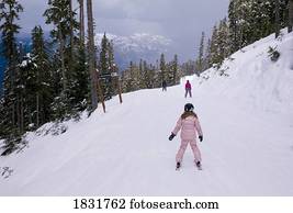 esquiadores, esquiando