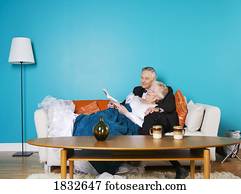 pareja mayor, lectura, sofá, juntos