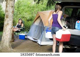 duas mulheres, acampamento