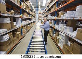 homem, trabalhando, em, um, armazém