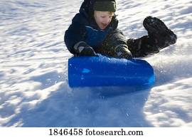 menino, sledding