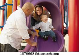 eltern, spielender, mit, jung, sohn, an, dass, spielplatz