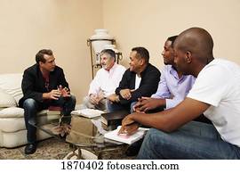 un, grupo de hombres, en, un, hogar, estudio de biblia