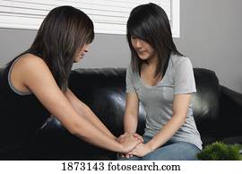 um, mulher jovem, orando, para, um, amigo